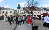 Niedziela Palmowa na krosnieńskim rynku. Zdjęcie ukazujace uczestników