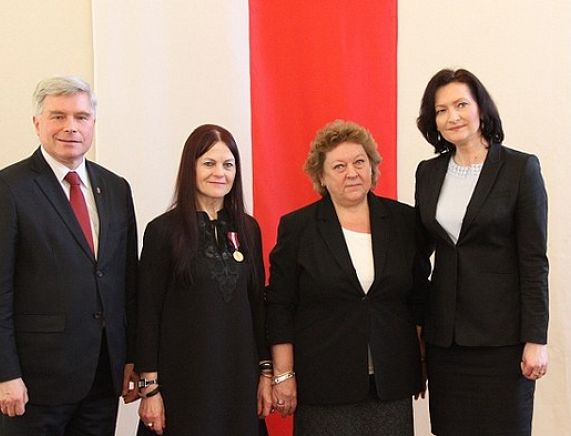 Danuta Mrozek i Małgorzata Barańska z Wojewodą Podkarpackim Ewą Leniart i Piotrem Przytockim Prezydentem Miasta Krosna