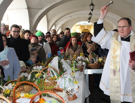 Tradycyjne święcenie pokarmów na rynku