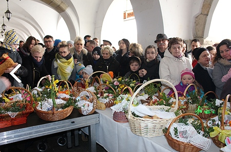 Tradycyjne święcenie pokarmów na rynku - zdjęcie w treści 