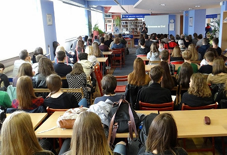 Rower, przygoda i lekcja historii. Agnieszka Martinka w Krośnieńskiej Bibliotece Publicznej - zdjęcie w treści  nr 1