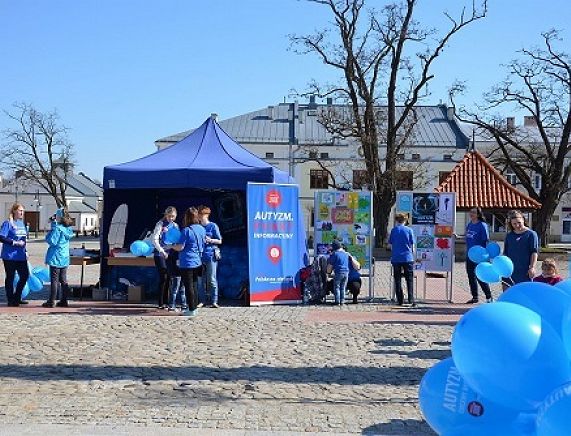 Obchody Dnia Świadomości Autyzmu uczestniczy na krośnieńskim rynku