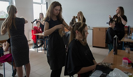 Znamy laureatów XVI Turnieju Wojewódzkiego pn. „Najlepszy uczeń w zawodzie fryzjer” - zdjęcie w treści 