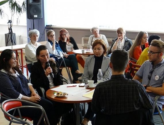 Zdjęcie uczestników debaty w krośnieńskiej KBP