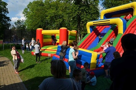 Piknik rodzinny z okazji Dnia Rodzicielstwa Zastępczego - zdjęcie w treści 