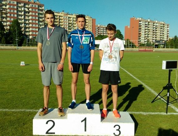 Szymon Gużkowski na najwyższym stopniu podium