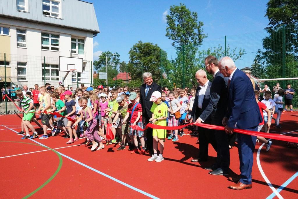 Otwarto boisko przy ul. Paderewskiego. Dzień Dziecka w Szkole Muzycznej! - zdjęcie w treści 