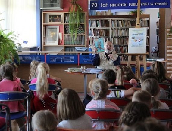 Zdjęcie uczestników podczas spotkania z autorem w krośnieńskiej KBP