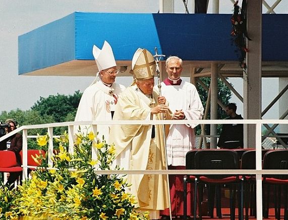 Wystawa fotografii z okazji XX rocznicy wizyty papieża w Krośnie fot. autorstwa Andrzeja Józefczyka