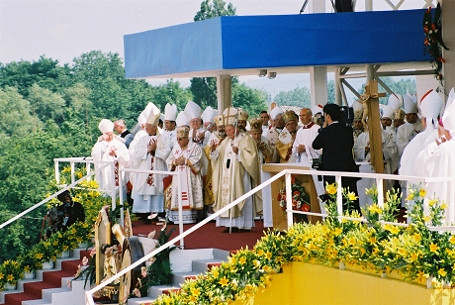 WYSTAWA FOTOGRAFII Z OKAZJI XX. ROCZNICY POBYTU ŚW. JANA PAWŁA II W KROŚNIE - zdjęcie w treści 