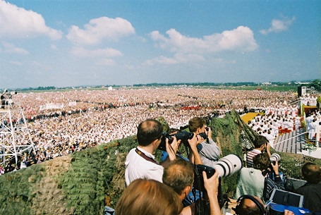 WYSTAWA FOTOGRAFII Z OKAZJI XX. ROCZNICY POBYTU ŚW. JANA PAWŁA II W KROŚNIE - zdjęcie w treści  nr 2