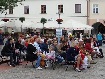 Narodowe Czytanie na krośnieńskim Rynku - zdjęcie w treści 