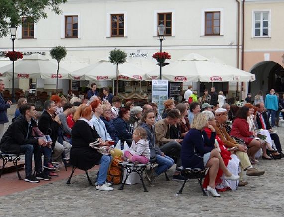 Narodowe Czytanie na krośnieńskim rynku.