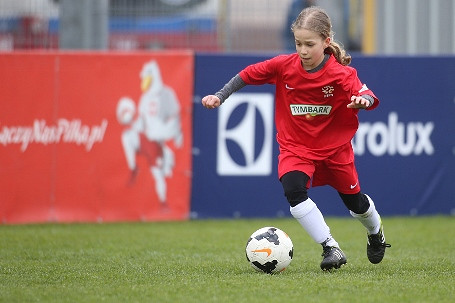 Wilki polują na Lewandowskiego w spódnicy – jedenastolatka z Krosna trenuje w jednym z najlepszych klubów Europy - zdjęcie w treści 