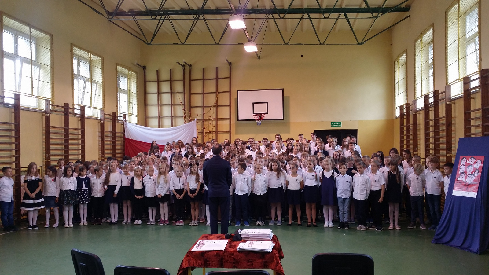 Uczniowie krośnieńskiej „Ósemki” w Ogólnopolskim Konkursie „Do Hymnu” - zdjęcie w treści  nr 1