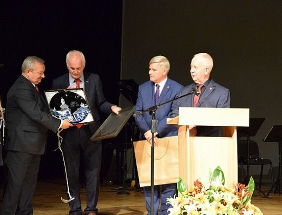 Pamiatkową paterę z okazji Jubileuszu szkoły wręczał Prezydent Miasta Krosna