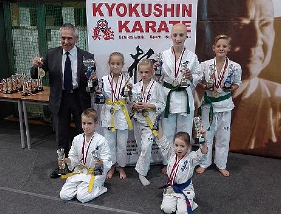 Zawodnicy krośnieńskiego Klubu Kyokushin Karate na zawodach w Siemianowicach Śląskich