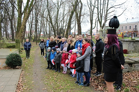 Uczniowie Szkoły Naftowej na szlaku Krosno ku Niepodległej - zdjęcie w treści  nr 1