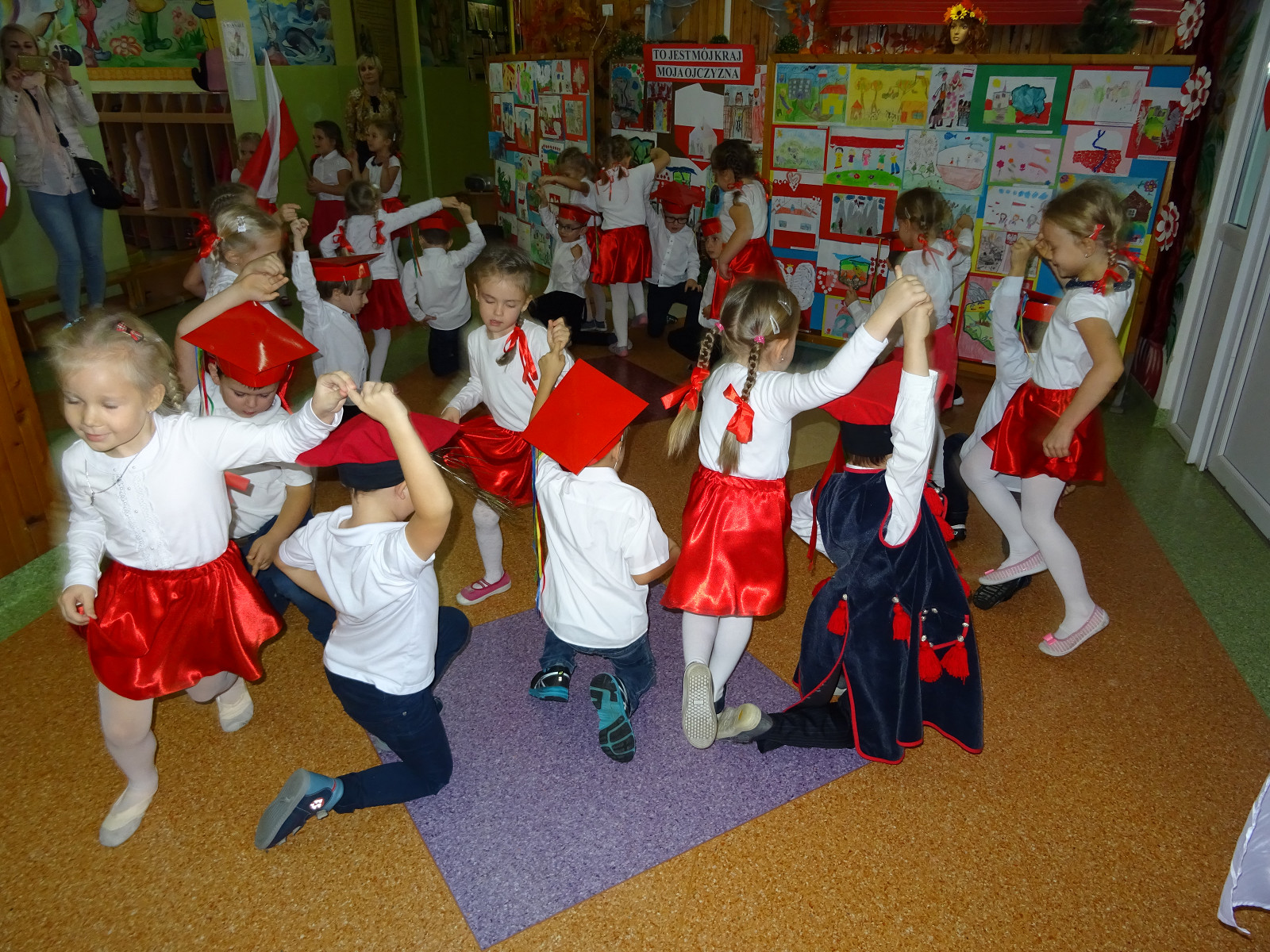 „Przedszkolaki pamiętają, całe Krosno i Polskę pozdrawiają” - zdjęcie w treści  nr 1
