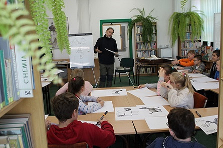 Jak zostać ilustratorem? Spotkania z Arturem Nowickim w Krośnieńskiej Bibliotece Publicznej - zdjęcie w treści  nr 1