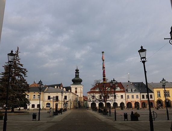 Wielkanocna Plama zdobi krośnieński rynek