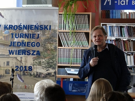 Poezja powinna być rozumiana przez innych… V Turniej Jednego Wiersza w Krośnieńskiej Bibliotece Publicznej - zdjęcie w treści  nr 1