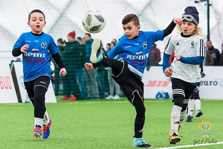 Kolejne złoto Beniaminka! Dzieciaki z Krosna wygrywają turniej piłkarski w kategorii U-8! - zdjęcie w treści  nr 1