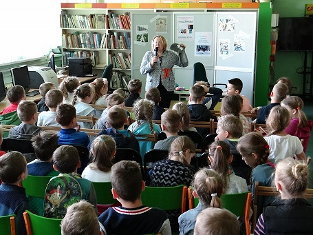 „Chciałam wymyślać własne historie”. Spotkanie autorskie z Justyną Bednarek w Oddziale dla Dzieci - zdjęcie w treści  nr 1