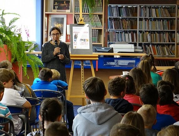 Katarzyna Ryrych na spotkaniu z młodymi czytelnikami w Krośnieńskiej Bibliotece Publicznej