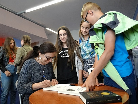 Lubię pisać o rzeczach trudnych. Katarzyna Ryrych na spotkaniu z młodymi czytelnikami w Krośnieńskiej Bibliotece Publicznej - zdjęcie w treści  nr 3