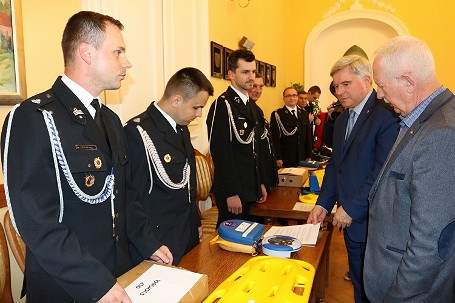 Krośnieńscy strażacy ochotnicy dostali nowy sprzęt medyczny - zdjęcie w treści 