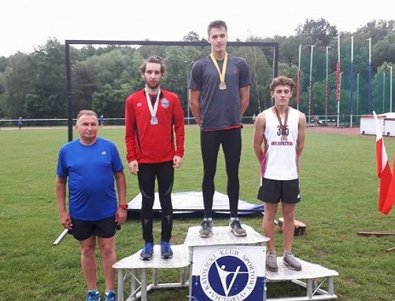 Kacper Gęsiak na najwyższym stopniu podium