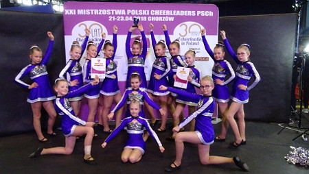 Srebrny i brązowy medal XXI Mistrzostw Polski Cheerleaders w Chorzowie  dla zespołu Eksperyment z Krosna - zdjęcie w treści 