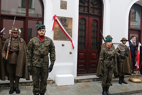 Odsłonięcie tablicy upamiętniającej doktora Kamila Bogackiego - zdjęcie w treści  nr 1