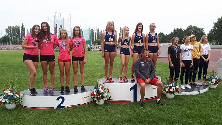 Żeńska sztafeta młodziczek zdobyła srebrny medal na Mistrzostwach Makroregionu - zdjęcie w treści 