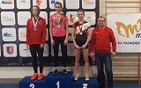 Monika Moskal na najwyższym stopniu podium z trenerem Tomaszem Sochą