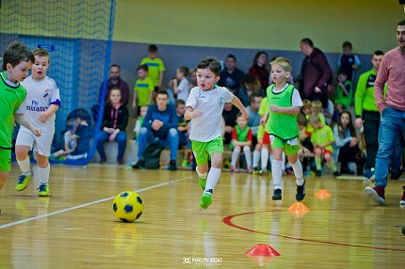 Zapraszamy na Halowe Turnieje Krośnieńskiej Akademii Piłkarskiej - zdjęcie w treści 