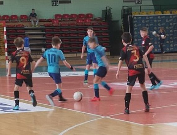 Mecz piłki nożnej halowej podczas Turnieju Finałowego Młodzieżowych Mistrzostw Podkarpacia w Futsalu