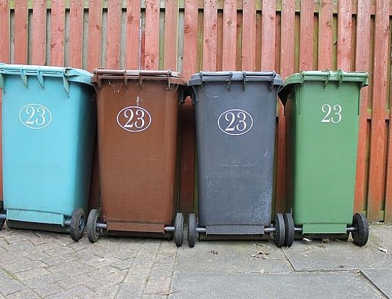 Pojemniki na różnego rodzaju śmieci - źródło fot. pixabay