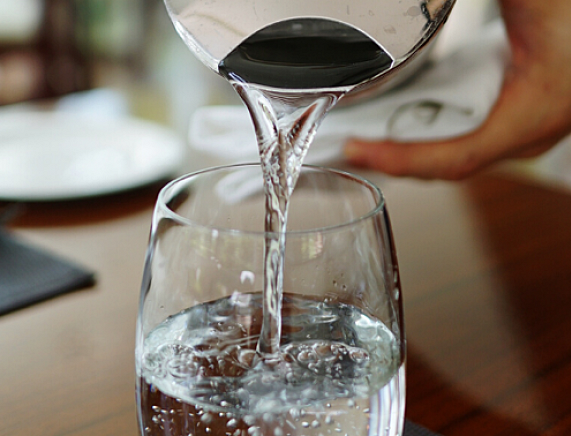 Nalewanie wody do szklanki