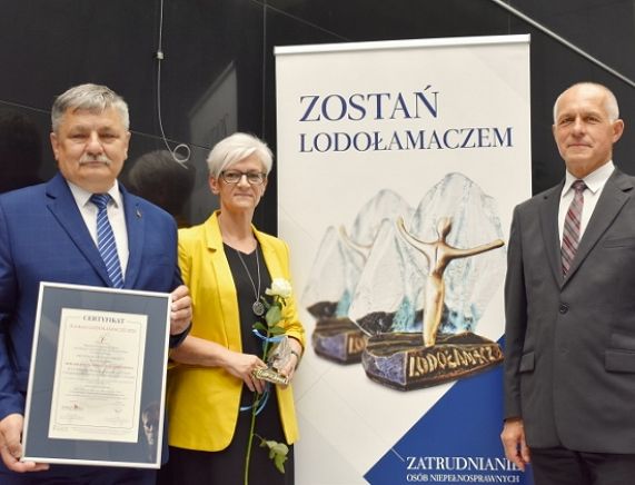 Bernarda Gorczyczewska – kierownik WTZ w Krośnie (w środku), Grzegorz Bliźniak  oraz  Zbigniew Hus