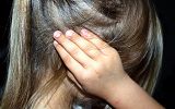 Dziewczynka zasłania uszy - źródło: pixabay