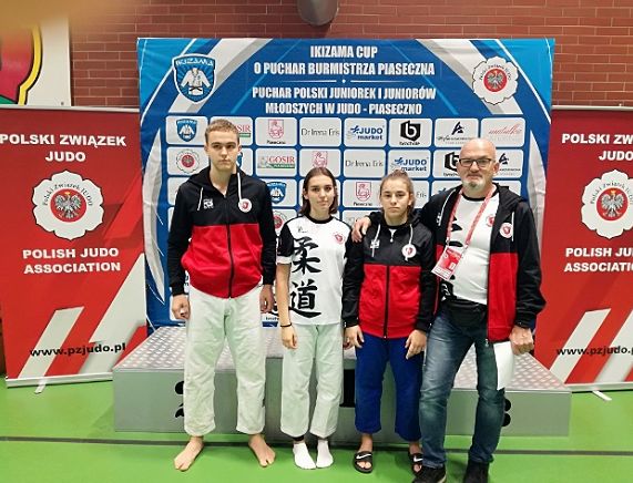 Krośnieńscy judocy z trenerami na turnieju w Piasecznie
