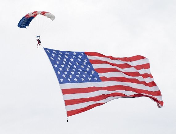 Flaga USA na tle nieba