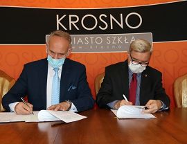 Podpisanie umowy - od lewej siedzą A. Skiba i P. Przytocki