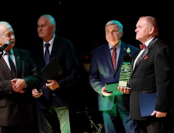 Andrzej Bartosik odbiera nagrodę dla Mieszanego Chóru Echo nagrodzonego w 2021 r.