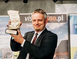 Prezydent Piotr Przytocki ze statuetką