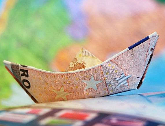 Banknot euro poskładany w statek - źródło: pixabay