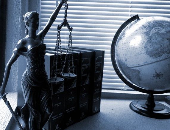 Figurka Temidy, młotek sędziego i globus - źródło fot. pixabay