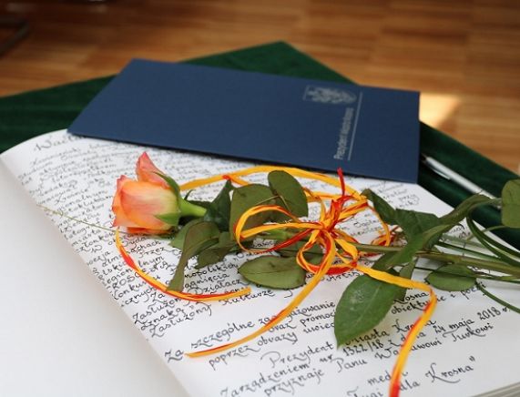 Księga pamiątkowa, list gratulacyjny, róża